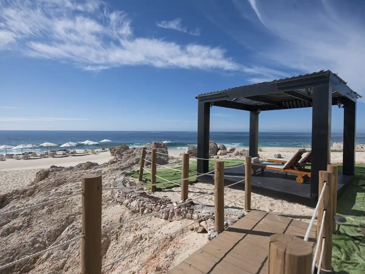 camastros-VIP-con-vista-al-mar