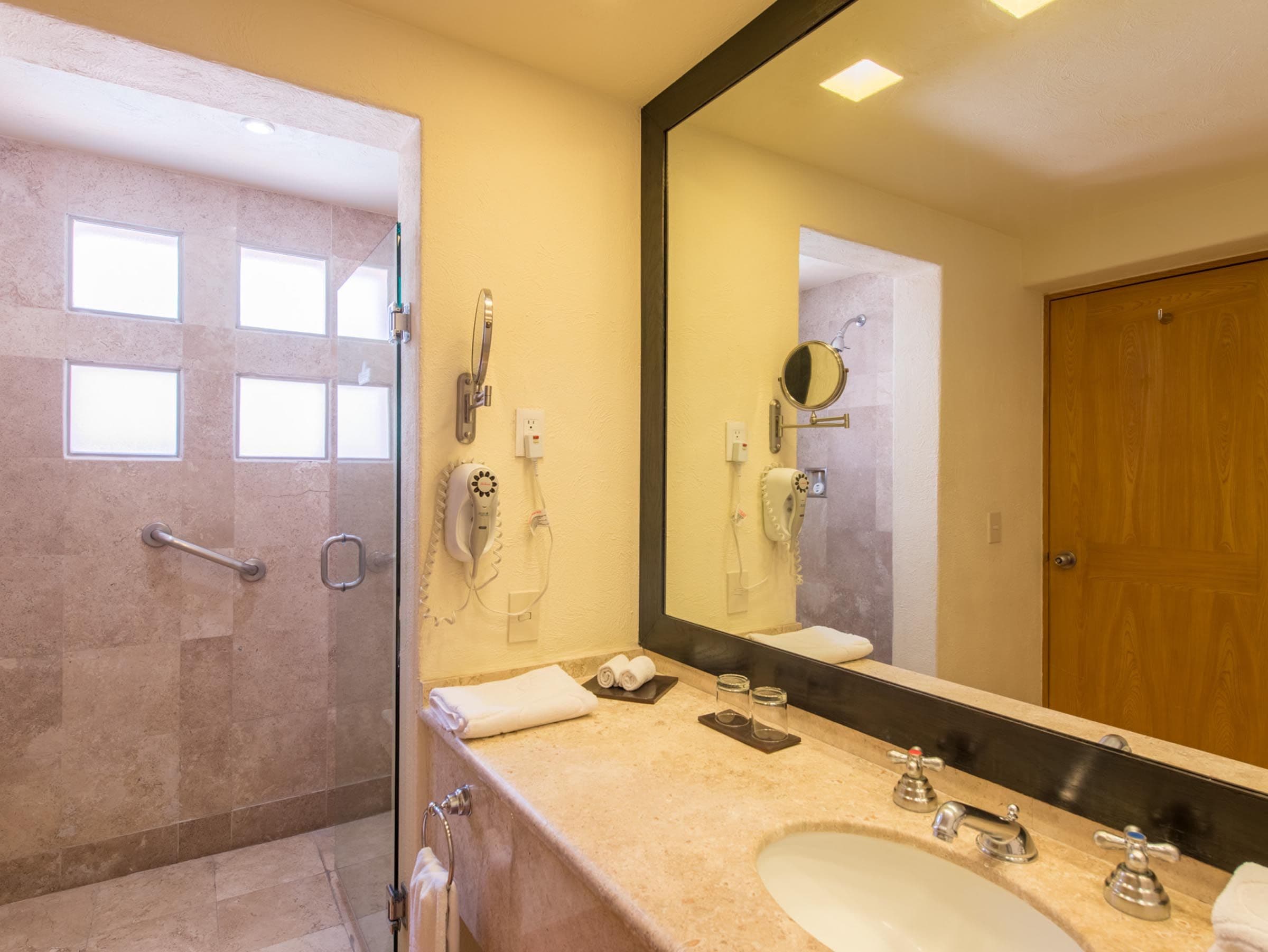 baño-completo-de-habitacion-los-cabos