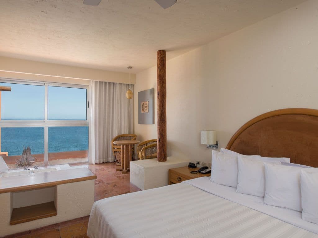 grand-suite-room-with-jacuzzi-facing-the-sea-hotel-club-regina-los-cabos