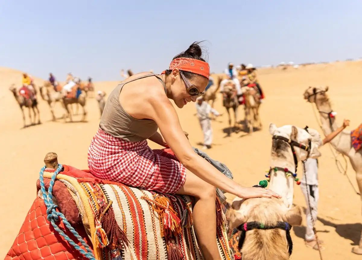 Thumbnail Image - Blog - CR Cabos - turistas - paseando - camellos - playa - arena.webp