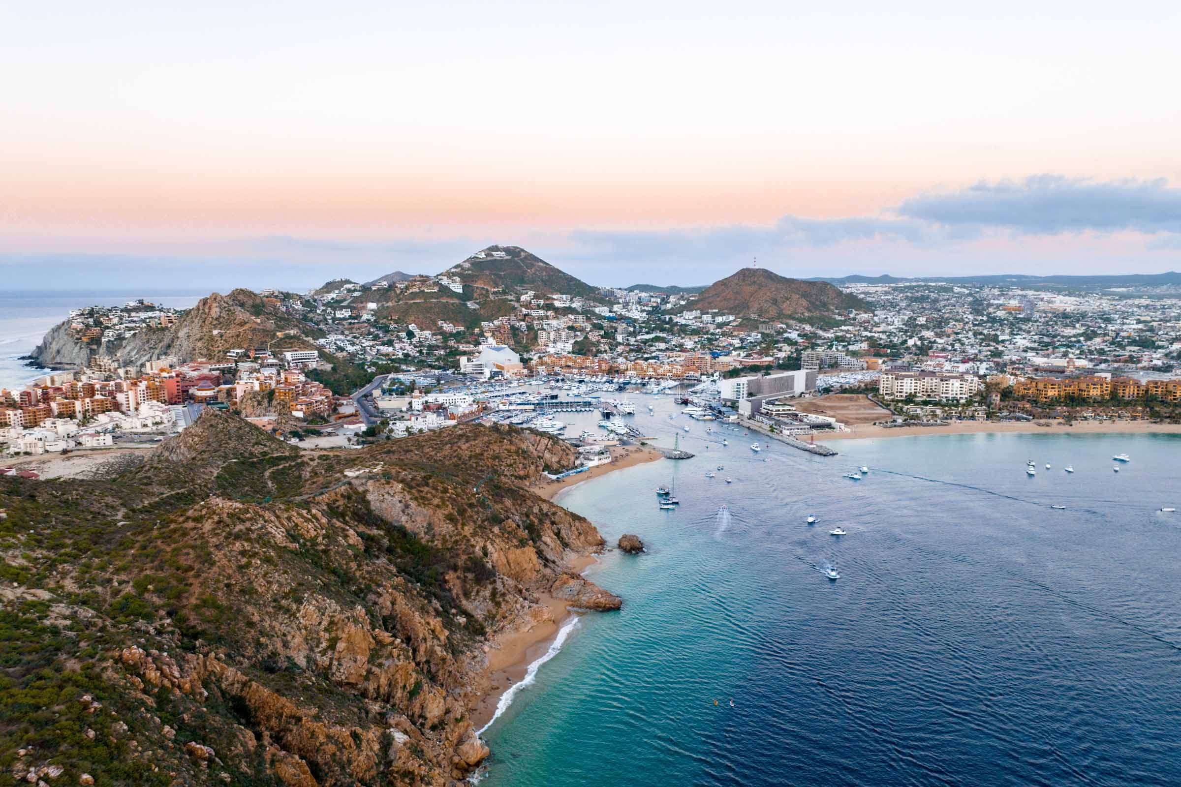 hermoso-atardecer-frente-a-la-pequeña-ciudad-de-los-cabos