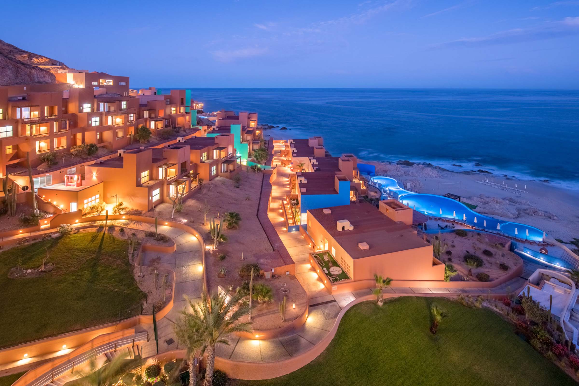 hotel-club-regina-los-cabos-frente-al-mar-de-noche